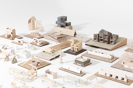 Una mirada a su universo creativo interdisciplinar: conoce la obra de Iván Bravo